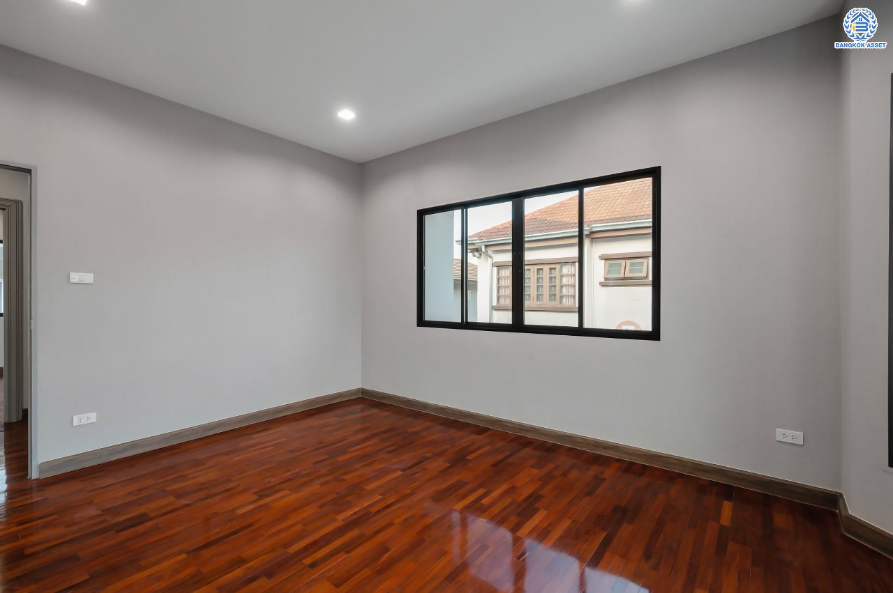 บ้านมือสองตกแต่งใหม่ โครงการ พฤกษ์ภิรมย์รีเจนท์ ปิ่นเกล้า บนสังคมคุณภาพจากแบรนด์ Q.House หลังใหญ่กว่า 113.4 ตร.ว. ดีไซน์ทันสมัยฟังก์ชัน 5 ห้องนอน (ห้องนอนชั้นล่าง 1 ห้อง) 5 ห้องน้ำ 1 ห้องแม่บ้าน จอดรถได้ 3 คัน บนที่สุดแห่งทำเลศักยภาพ หน้าโครงการติดถ.กาญจนาภิเษก เชื่อมต่อทุกการเดินทาง ใกล้จุดขึ้นทางด่วน "ศรีรัช" และรถไฟฟ้าสายสีม่วง "สถานีตลาดบางใหญ่"